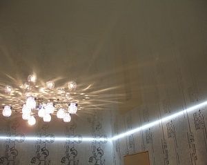 Парящий потолок в гостиной